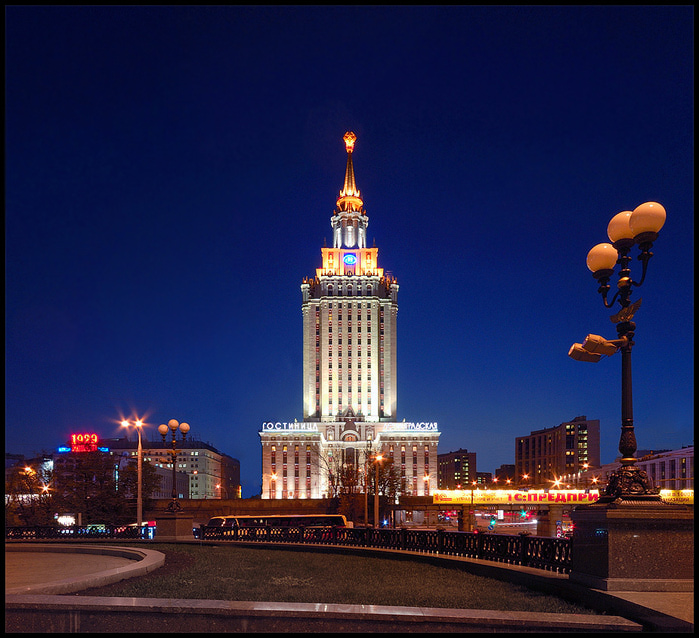 Москва ленинградская какое. Высотка гостиница Ленинградская. Гостиница Хилтон Москва Ленинградская. Сталинские высотки Ленинградская. Седьмая сталинская высотка гостиница Ленинградская.